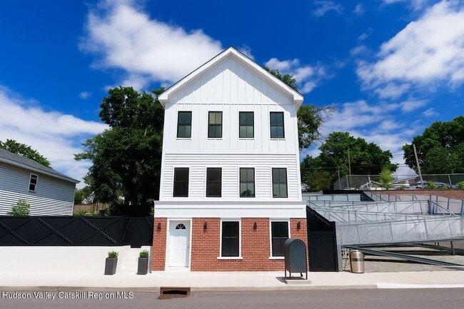 Building Photo - 328 Columbia St Rental
