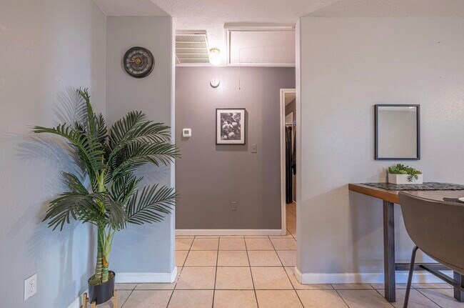 Photo - 305 N Ennis St