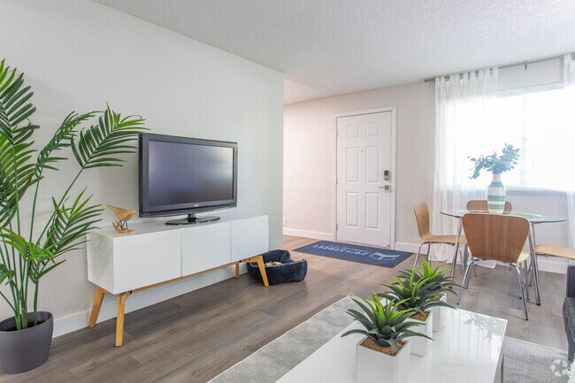 Manhattan - 2BD, 1BA - 837SF