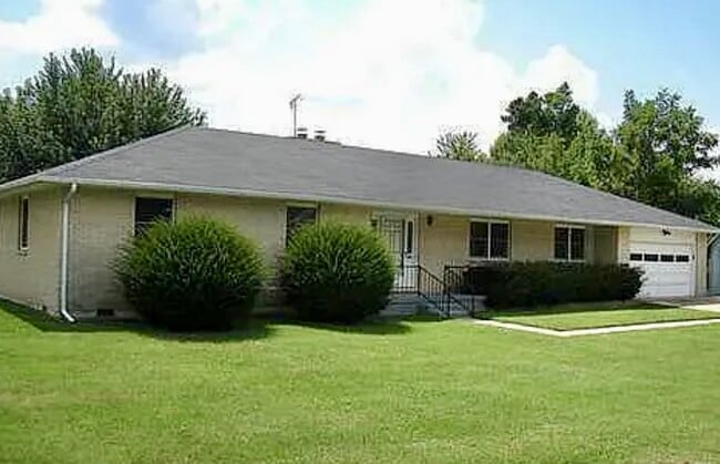 Building Photo - 504 W Maple St Rental