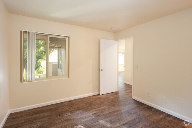 2 BR, 2 BA - 1000SF