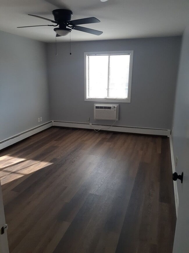 Building Photo - RIVERSIDE CHATEAU ASSOCIATES LP Unit 210