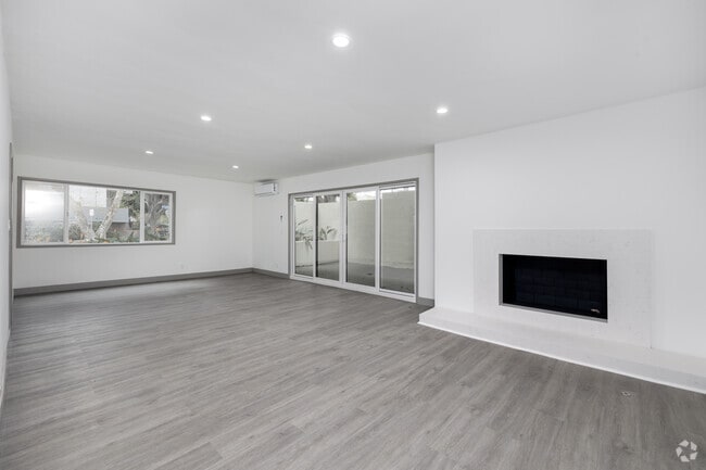 3BD, 2BA - 1,600SF - Living Room