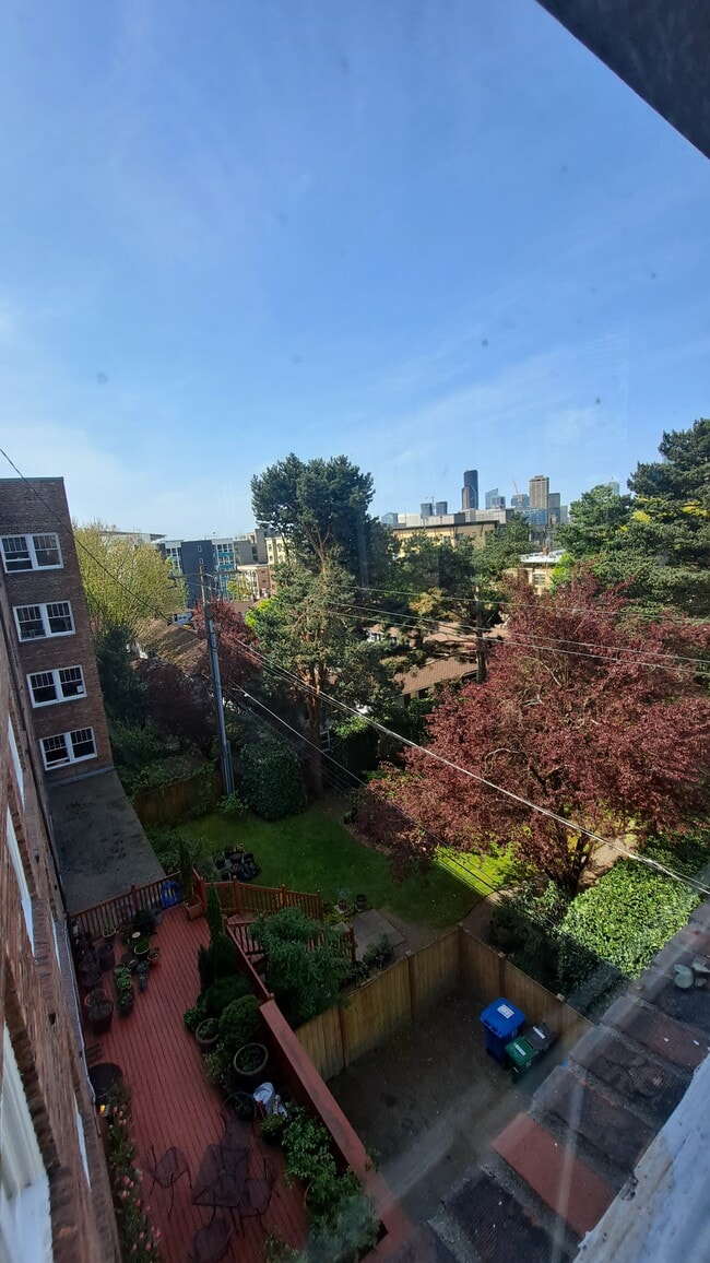 Building's fenced yard, deck and picnic area view from unit - 1631 16th Ave Unit CAP HILL VINTAGE AND VIEW