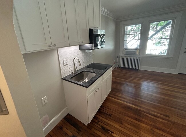 Building Photo - Newly renovated studio in a prime location... Rental