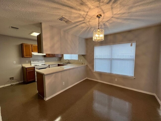 Photo - NICE & SPACIOUS!  3 BEDROOM / 2 BATH HOME LOCATED IN SPRING MEADOWS*FIREPLACE IN LIVING ROOM*