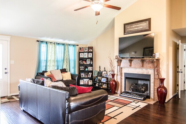 Photo - 676 Crestone Ln