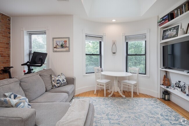 Building Photo - 221 W Newton St Unit 4 Rental