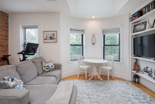 Photo - 221 W Newton St Apartment Unit 4