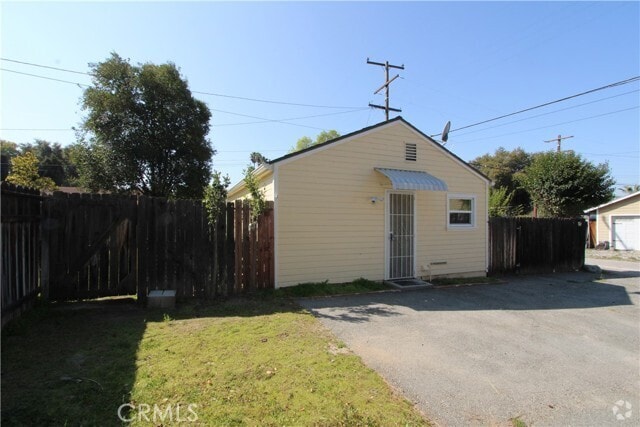 Building Photo - 915 N University St Rental