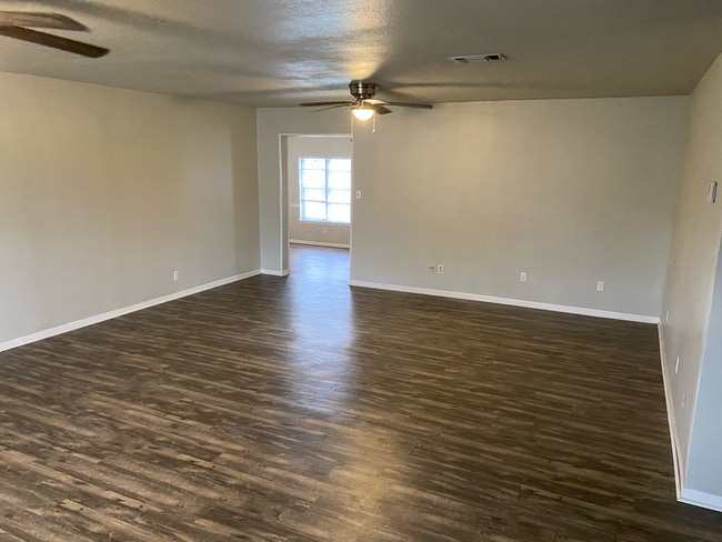 Photo - 211 N Avenue T