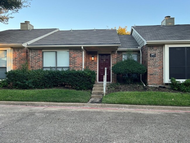 Building Photo - West Plano 2/1 perfect location!
