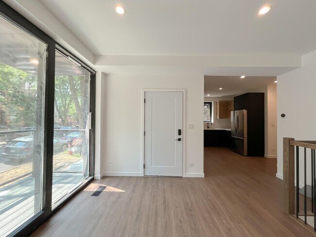 Photo - 3710 N Kenmore Ave