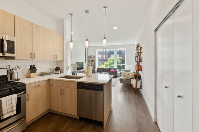 Building Photo - 1507 N Westerm-206 Unit 206