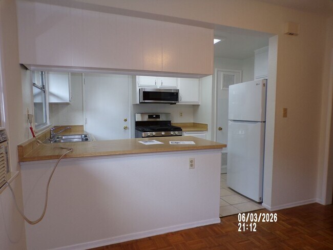 Photo - 2 BR 1 BA in Baldwin Hills area. Gated private community with pool, tennis, spas, park areas, and... Unidad 4