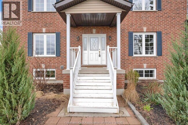 Photo - 140 Main St W