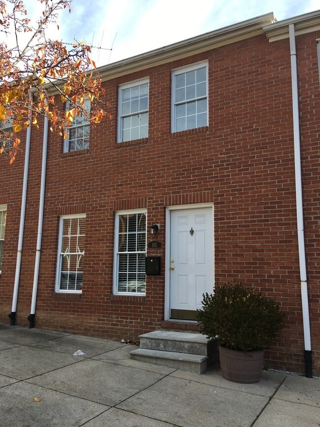 Building Photo - Charming 3 Bedroom/1 Bathroom Townhome in East Baltimore, MD!