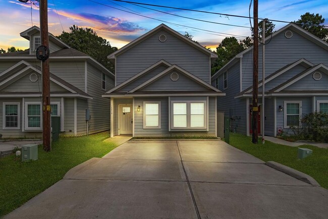 Photo - 16878 Balmoral St House