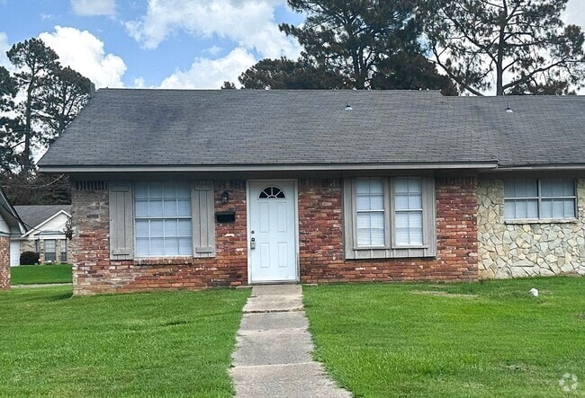 Building Photo - 2 Bedroom 1 Bathroom Triplex Rental