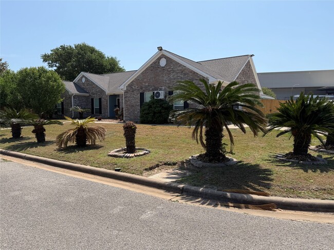 Photo - 5525 Swan Dr