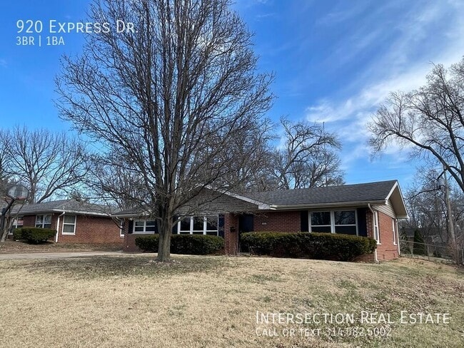 Photo - 920 Express Dr