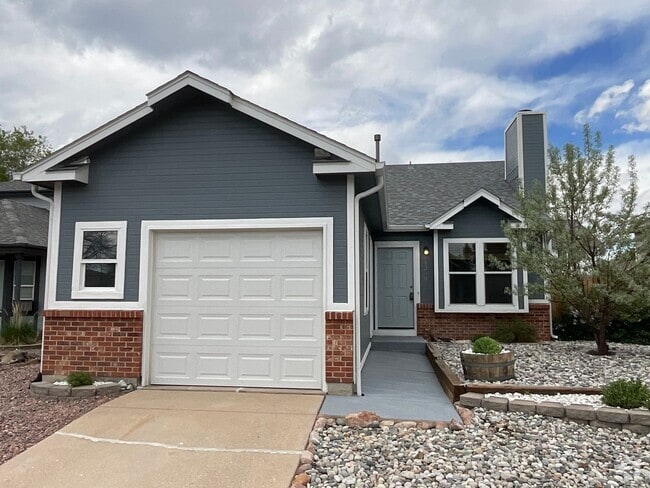 Building Photo - 3 Bedroom Home Available Near E Woodmen Rd...