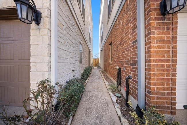 Photo - 6755 Highclere Manor Ln