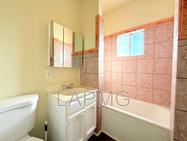 Photo - 1614 N Kenmore Ave