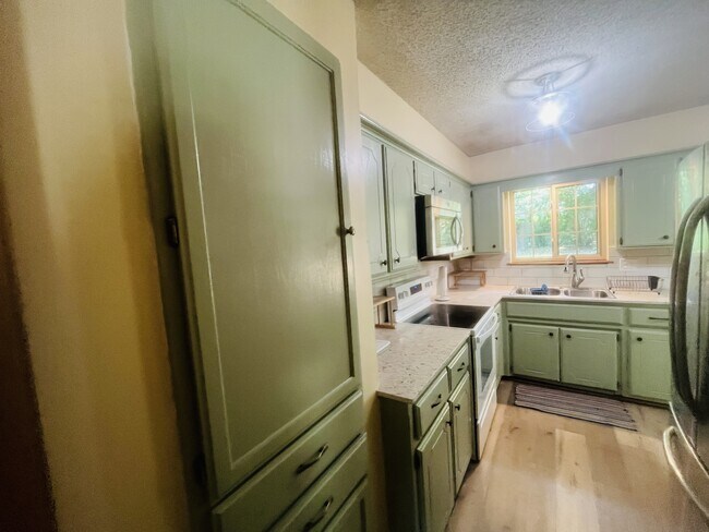 641 Hunters Hill Rd