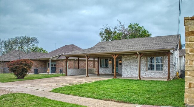 Photo - 315 E Avenue F House