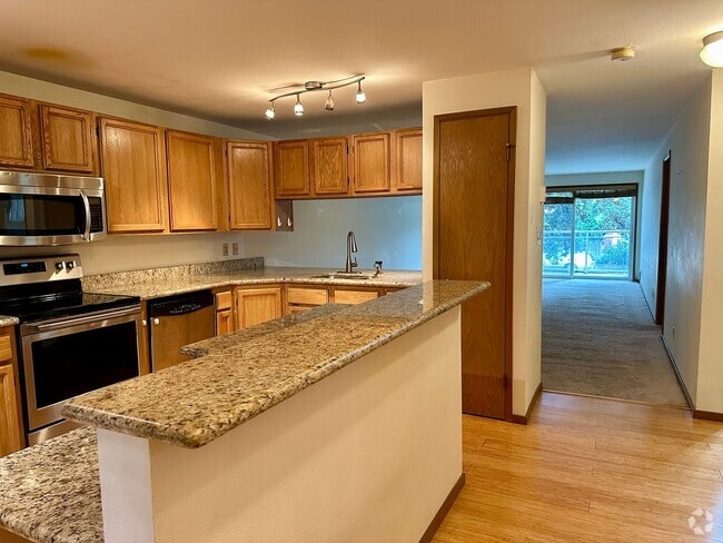 Building Photo - 2 bed/2 bath on Greenlake. Pet Friendly! S... Unit 102 Rental