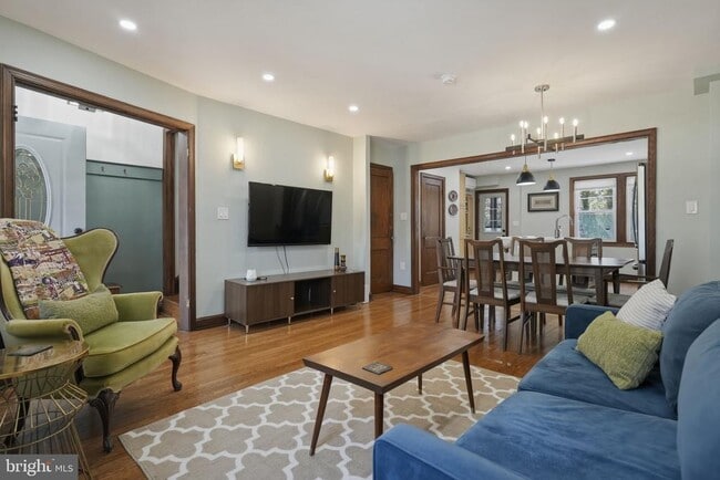 Photo - 32 Farragut Pl NW