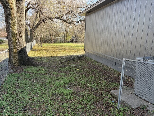 Photo - 3052 Clarke St