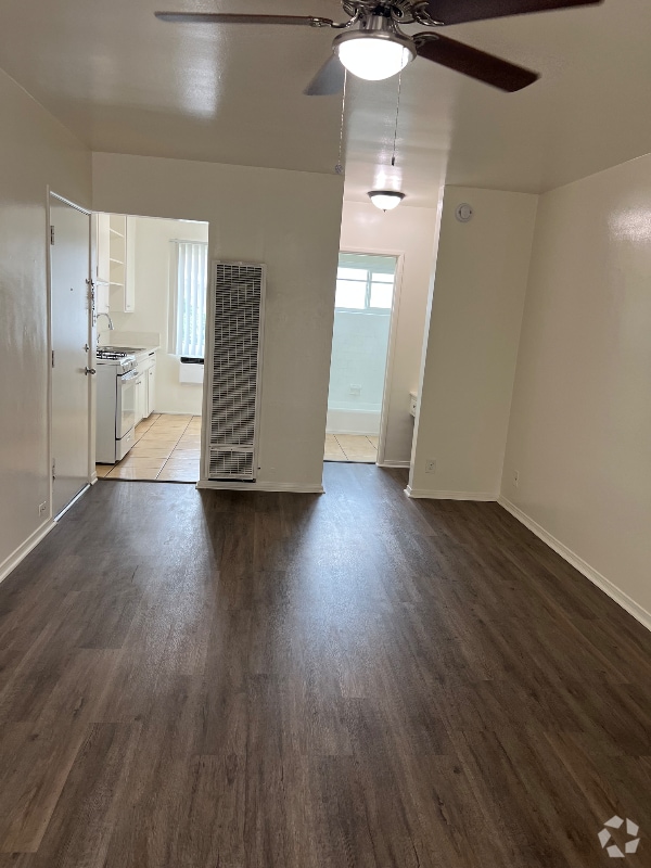 Building Photo - 214 W Maple St Rental