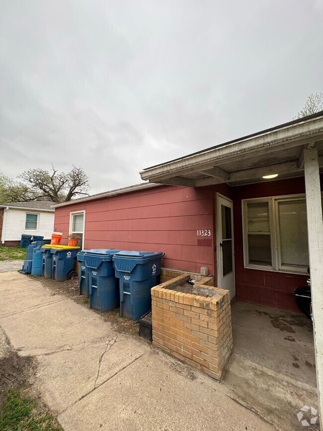 Building Photo - Updated 2 Bed, 1 Bath Duplex – Convenient ... Rental