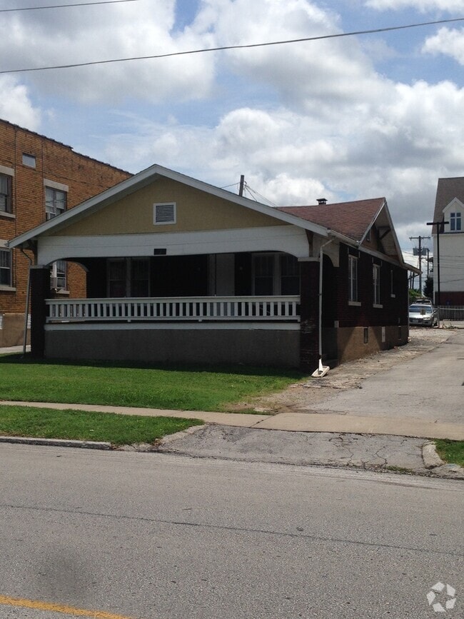 Building Photo - Spacious 3/BR, 1/Bath unit near MSU campus... Rental