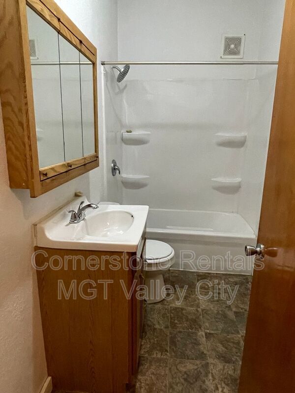 Photo - 458 3rd St NE