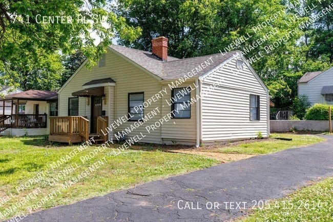 Building Photo - 741 Center Pl SW