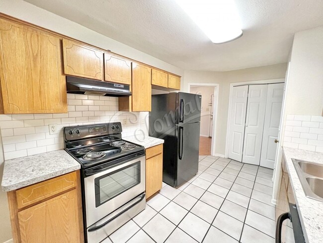Photo - 1004 W Avenue B