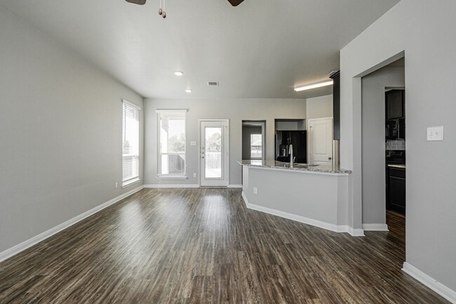 Photo - 525 Fallbrook Dr