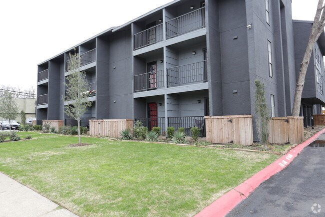 2722 Throckmorton