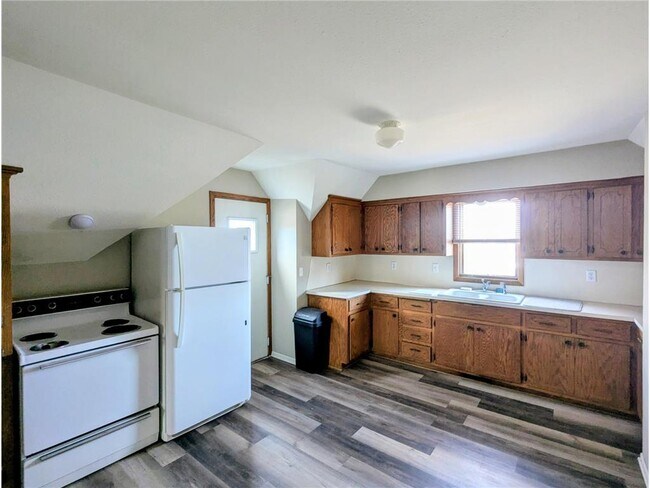 Photo - 825 Jessamine Ave E