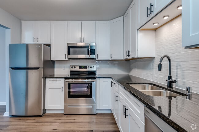 2 BR, 1,5 BA - 1.026SF - Whitnall Park Apartments