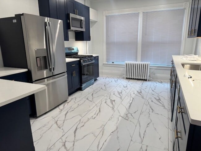 Building Photo - 775 University Ave Unit 1