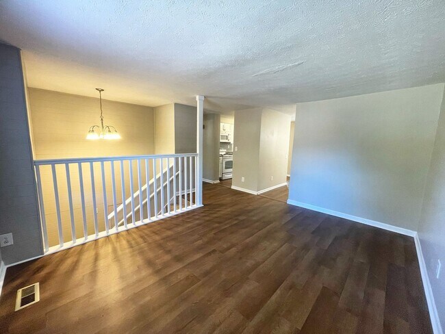 Photo - Newly Renovated Hillview Bi-Level!