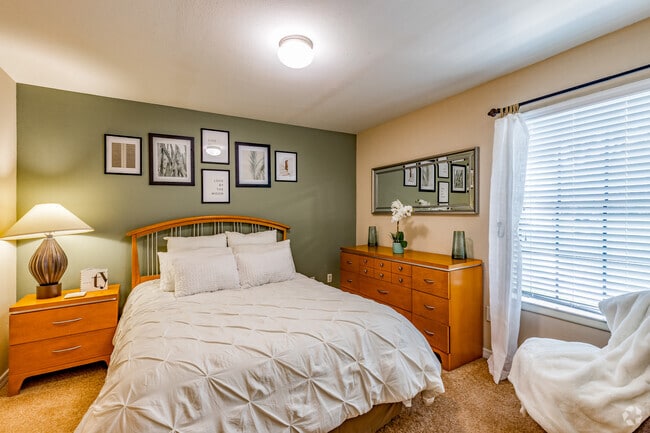 2 BR, 2 BA - 1,020SF