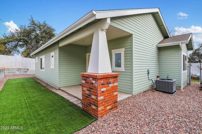 Photo - 414A W Frontier St