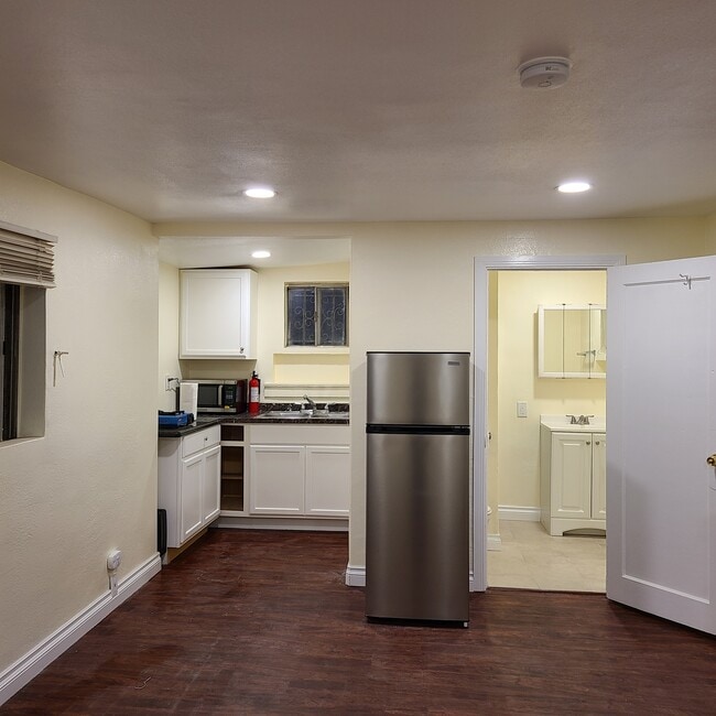 Photo - 1447 W 56th St