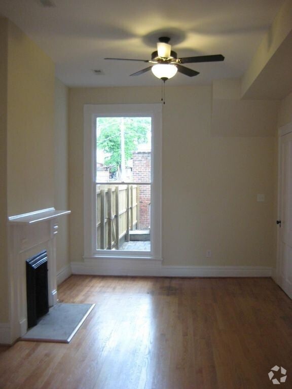 Building Photo - Huge 4 bed 2.5 Bath Home with Stainless Ap...