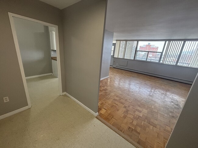 Photo - 1061 Queen's Blvd Unité 602